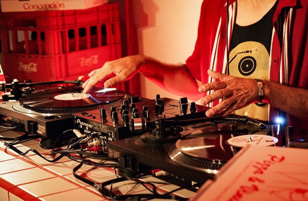 Vermú y vinilos: una propuesta ideal para celebrar el Día del Amigo y conectar con la esencia de los vínculos