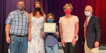 Joaquín Tenaglia Canut junto a sus padres y docentes