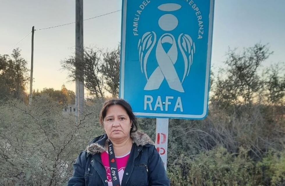 Murió embestido por un automovilista hace un año y colocaron un cartel en su memoria