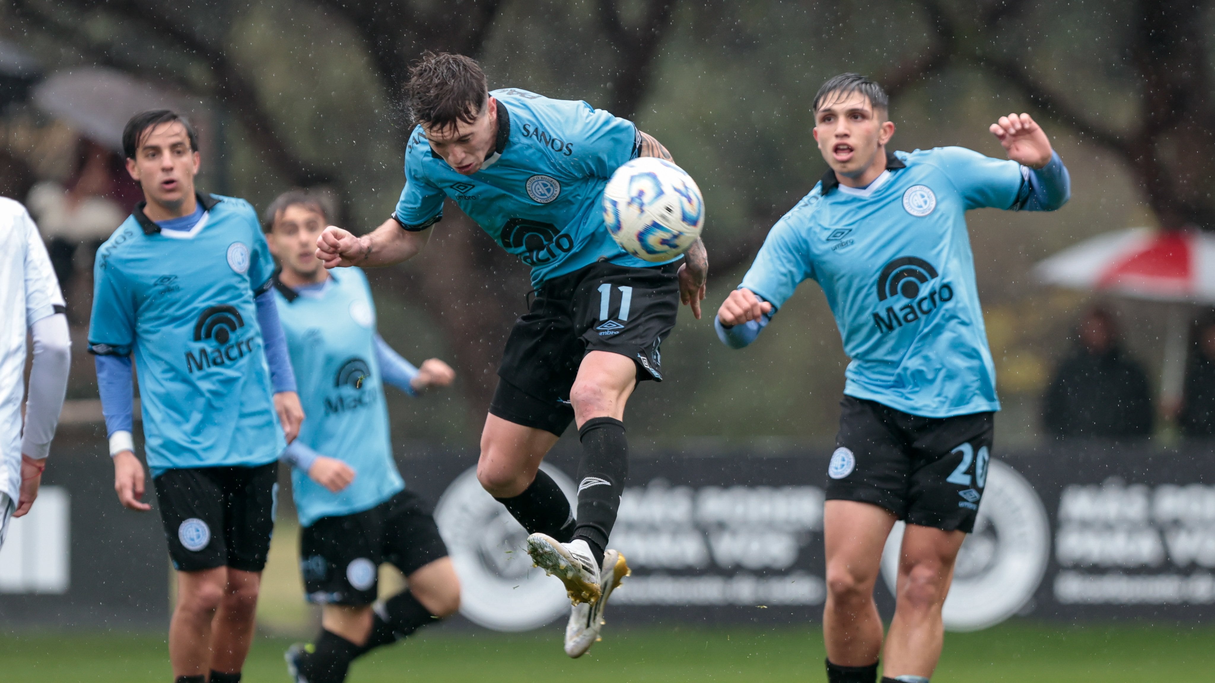 Jeremías Lucco conecta para marcar el gol del triunfo de la Reserva (Prensa Belgrano).