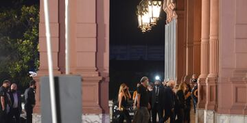 Amigos y familiares de Maradona llegando a Casa Rosada (Foto: Federico López Claro/Clarín)