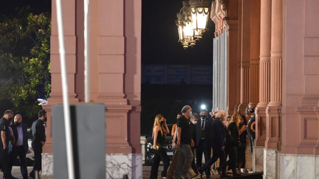 Amigos y familiares de Maradona llegando a Casa Rosada (Foto: Federico López Claro/Clarín)