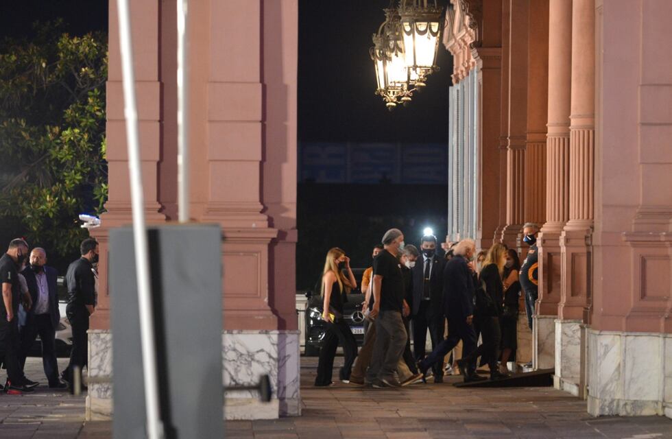 Murió Diego Maradona: quiénes estuvieron en el velorio íntimo en Casa Rosada