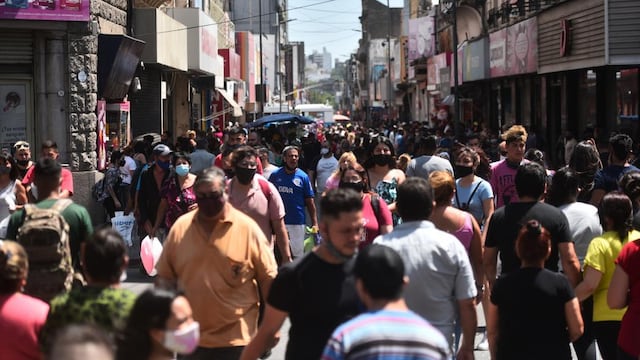 A pocas horas de Navidad, los cordobeses salieron a copar las calles. (Foto: Pedro Castillo)