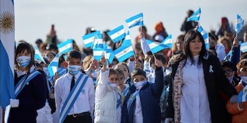Más de 3.000 alumnos prometieron lealtad a la Bandera Nacional en la IV Brigada