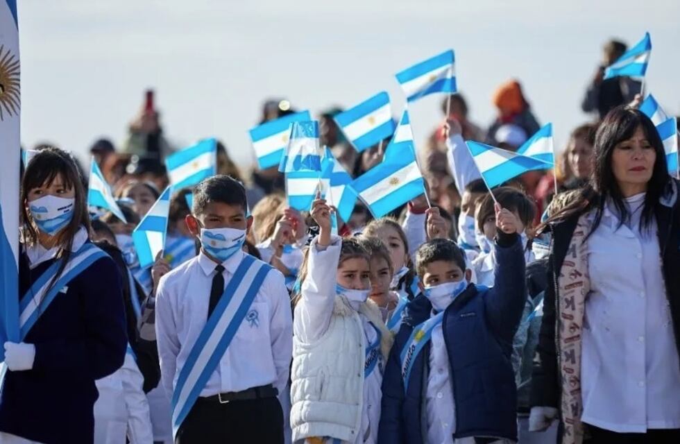 Más de 3.000 alumnos prometieron lealtad a la Bandera Nacional en la IV Brigada