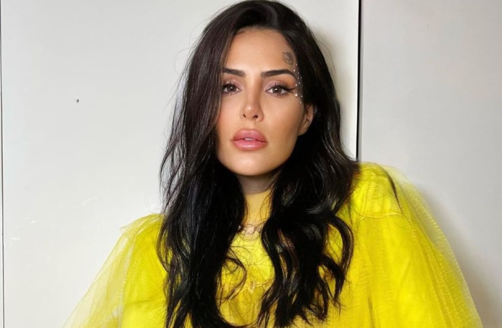 Cande Tinelli formo parte de los personajes del año luciendo un look tejido y lentes de contacto