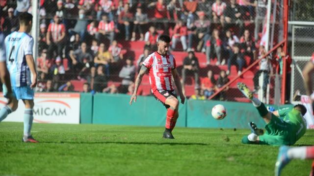 Molina erró un gol solo, abajo del arco rival.