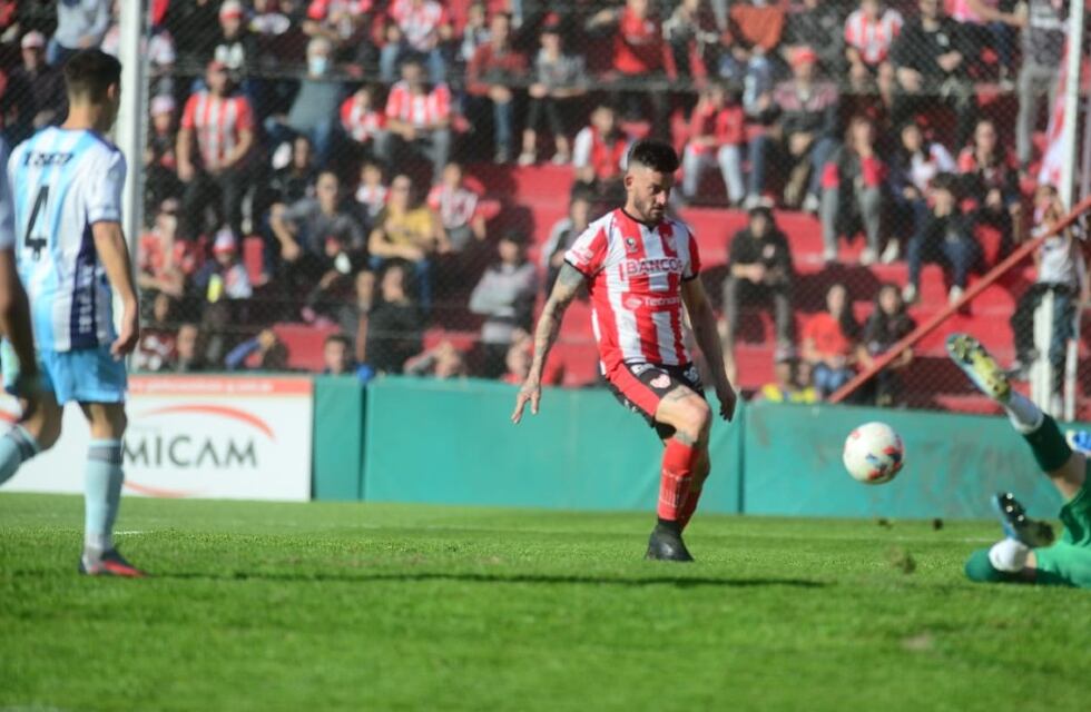 Instituto - Atlético Rafaela: el insólito gol que se erró Molina, a centímetros de la línea