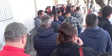 Largas colas de hinchas de Instituto para alentar a la Gloria ante Huracán en Santa Fe.