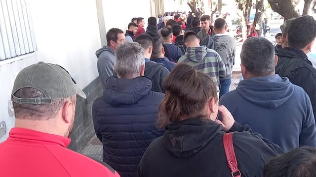 Largas colas de hinchas de Instituto para alentar a la Gloria ante Huracán en Santa Fe.