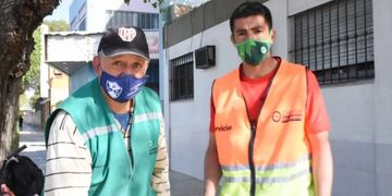 Los dos trabajadores municipales colocaban semáforos  en una esquina complicada y casi los atropellan.