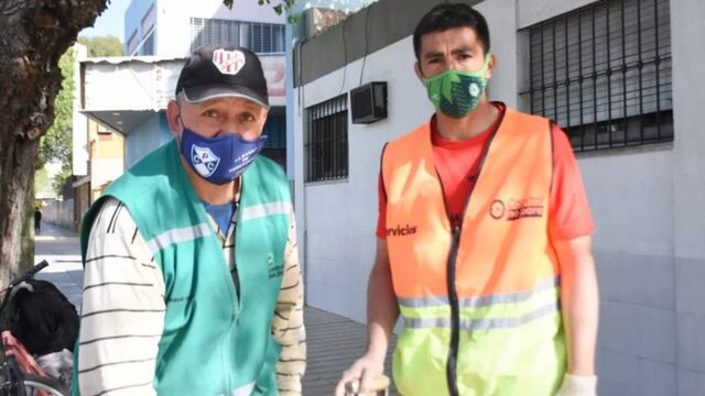 Los dos trabajadores municipales colocaban semáforos  en una esquina complicada y casi los atropellan.