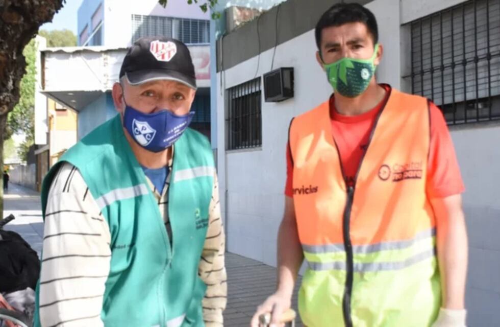 San Juan: obreros colocaban semáforos en una esquina trágica y casi mueren atropellados