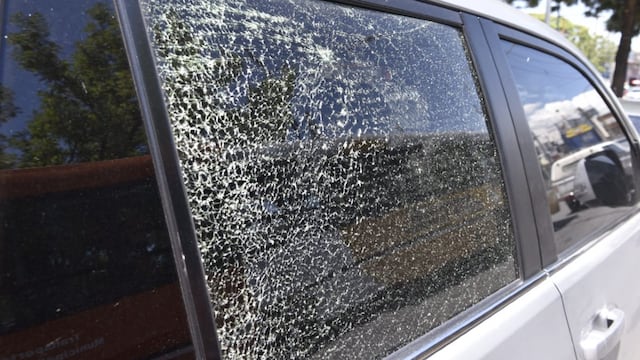Gracias a que la camioneta está blindada, el empresario se salvó del robo.