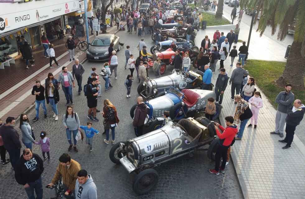 Plaza Feria acompañó el inicio de la Semana del Automovilismo