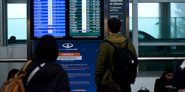 Por la niebla, viajeros pasaron la noche en el Ambrosio Taravella a la espera de la reprogramación de vuelos. (Nicolás Bravo / La Voz)