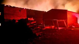 Tres Capones: secadero de yerba Romance fue consumido por las llamas.