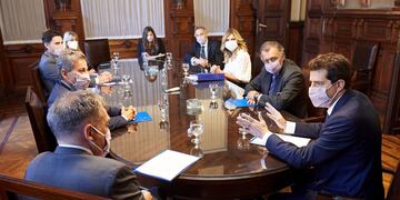 El ministro de Interior, Eduardo "Wado" de Pedro y los integrantes de la Cámara Nacional Electoral (CNE) para analizar las condiciones necesarias para llevar a cabo las próximas elecciones nacionales, foto Prensa Amb / Télam