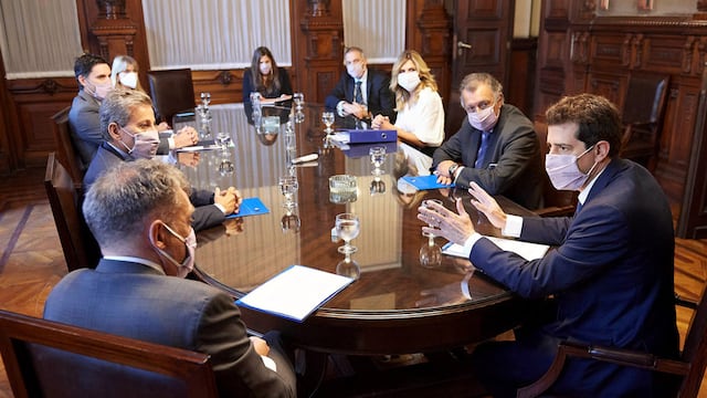 El ministro de Interior, Eduardo "Wado" de Pedro y los integrantes de la Cámara Nacional Electoral (CNE) para analizar las condiciones necesarias para llevar a cabo las próximas elecciones nacionales, foto Prensa Amb / Télam