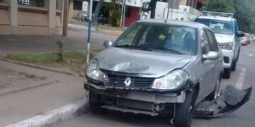 Choque entre un auto y una moto.