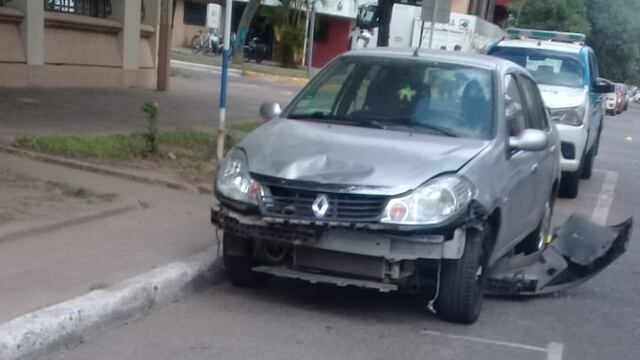 Choque entre un auto y una moto.