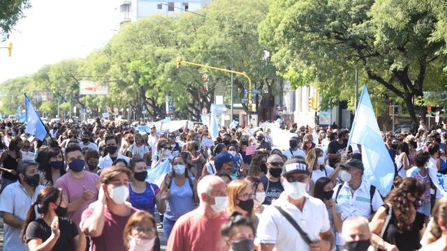 Los maestros volvieron a salir a la calle para reclamar mejoras salariales. Foto Diario de San Rafael