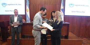 Álvaro Esslinger recibe de manos de la diputada María Teresa Agostini la declaración "de interés legislativo" a su consagración como campeón mundial en el Taekwon-do ITF Unión Open 2025.
