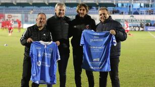 Pablo Vico en el homenaje que le realizó Estudiantes de Río Cuarto (Prensa Estudiantes).