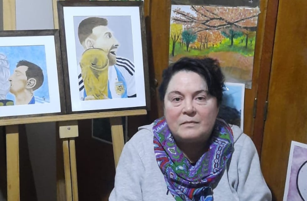 Conocé a Silvia, la artista mendocina que pintó con su boca e inmortalizó los triunfos de Lionel Messi en la Selección Argentina