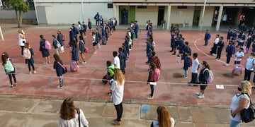 El gobierno de Mendoza canceló una deuda de 30 millones de pesos que tenía con 10.000 docentes que cobraban el mínimo. Orlando Pelichotti/Los Andes