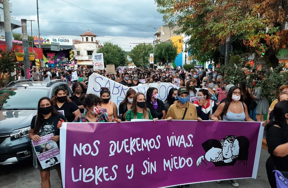 Masiva marcha en La Falda por el femicidio de Ivana Módica