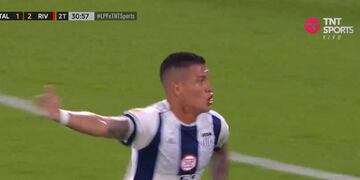 El colombiano Juan Portilla marcó el segundo gol de Talleres para la remontada frente a River (Captura de pantalla).