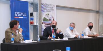 Perotti anticipó que vacunar a toda la población podría demandar ocho meses