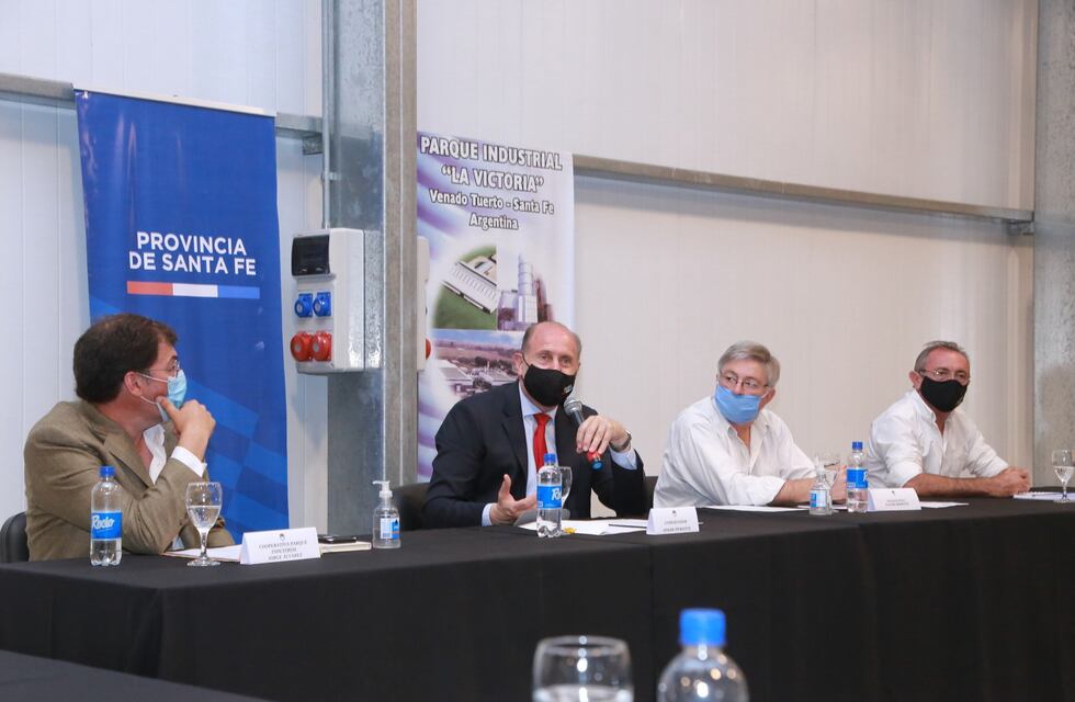 Perotti adelantó que vacunar a todos los santafesinos podría llevar ocho meses