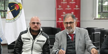 Mauro Coletti, integrante de Los Tekis, y el intendente Raúl Jorge, al momento de firmar el acuerdo para la presentación del grupo musical en el festejo por los 432 años de la ciudad a realizarse en Alto Comedero.