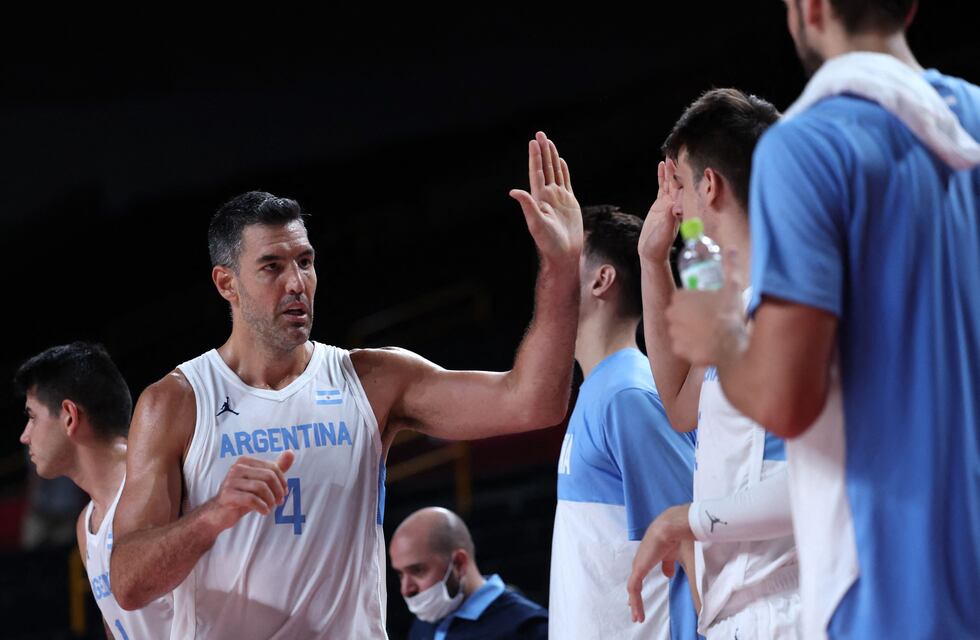 Juegos Olímpicos: la familia de Luis Scola se enojó por la edición de una foto suya y el capitán bromeó
