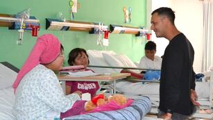El entrenador del equipo profesional de Gimnasia y Esgrima de Jujuy, Matías Módolo, encabezó la visita al Hospital Materno Infantil "Dr. Héctor Quintana".