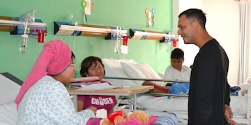 El entrenador del equipo profesional de Gimnasia y Esgrima de Jujuy, Matías Módolo, encabezó la visita al Hospital Materno Infantil "Dr. Héctor Quintana".
