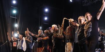 Los Auténticos Decadentes hicieron vibrar el escenario.