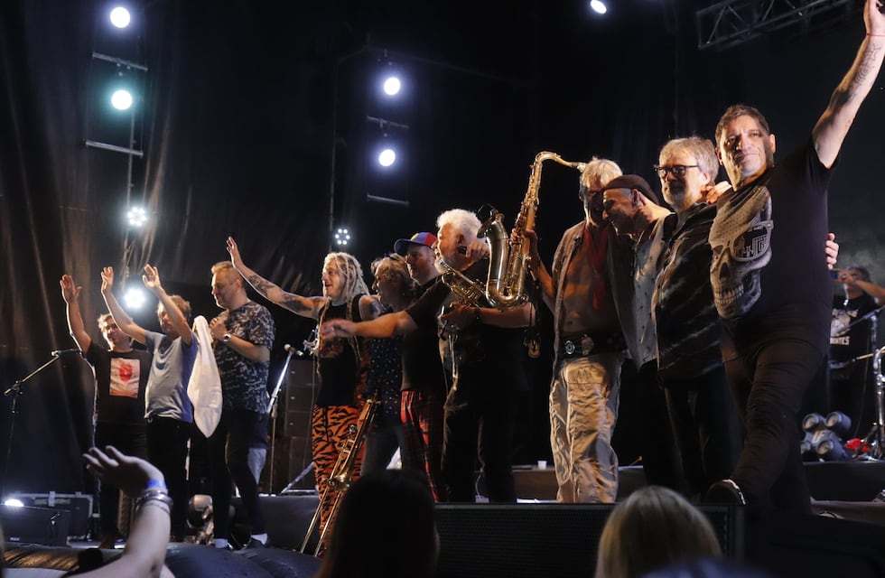 Inauguró oficialmente la temporada de Villa Carlos Paz con un show de los Auténticos Decadentes