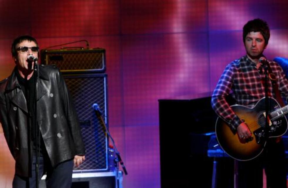 Liam y Noel Gallagher hablaron y se encendieron las alarmas: “¿Deberíamos juntarnos o que se vaya a la m...?”