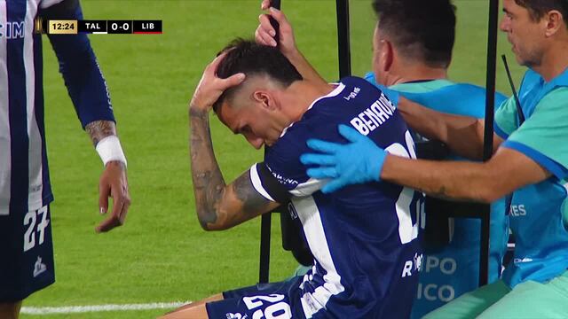 La lesión de Gastón Benavidez, quien debió ser reemplazo a los 13 minutos del Talleres-Libertad (Captura).