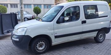 Peugeot Partner en la que se desplazaban los sicarios que tiraron contra una vivienda de zona sur. (@JoseljuarezJOSE)