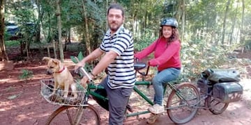 La pareja adoptó una perrita en San Ignacio.