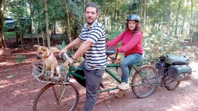 La pareja adoptó una perrita en San Ignacio.