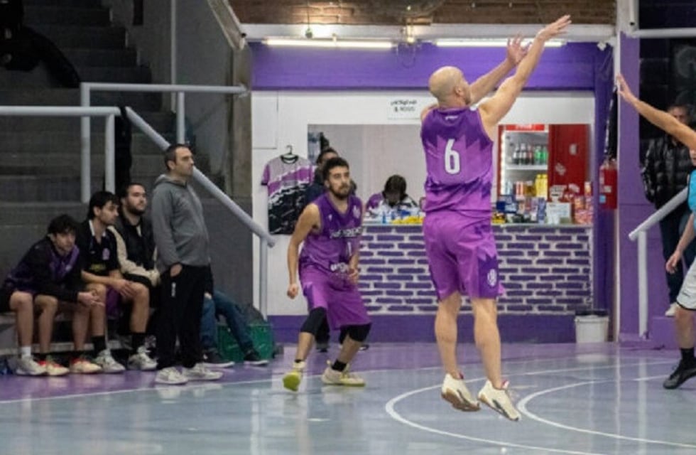 Básquet: el invicto visita nuestra ciudad y hay duelo entre puntaltenses