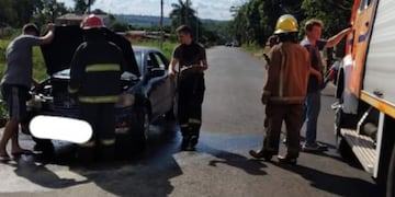 Un auto oriundo de Brasil se incendió en plena calle en Puerto Iguazú.