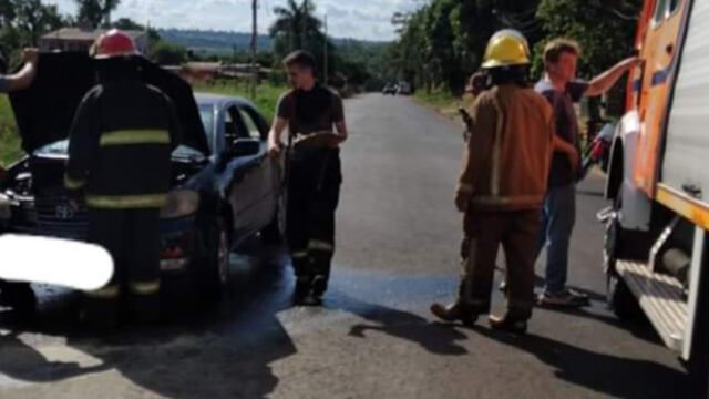 Un auto oriundo de Brasil se incendió en plena calle en Puerto Iguazú.