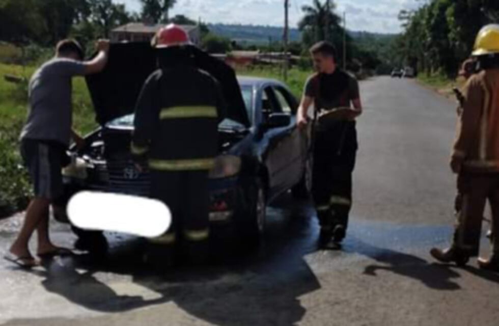 Un auto oriundo de Brasil se incendió en plena calle en Puerto Iguazú